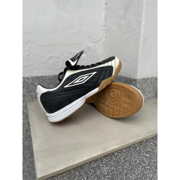 Buty piłkarskie Umbro XAI VII LGE - A IN czarno-białe 886680 090