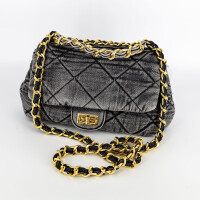 Jeansowa pikowana listonoszka crossbody z obrotowym zapięciem czarna