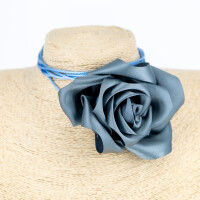 Choker róża na cienkim woskowanym sznurku blue grey