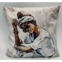 Poszewka dekoracyjna “Coffee & Confidence” – Velvet z motywem kobiety, 45x45 cm
