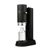Saturator Aarke PRO w kolorze czarnym matowym (Matte Black). Wyposażony w szklaną butelkę do gazowania wody.
