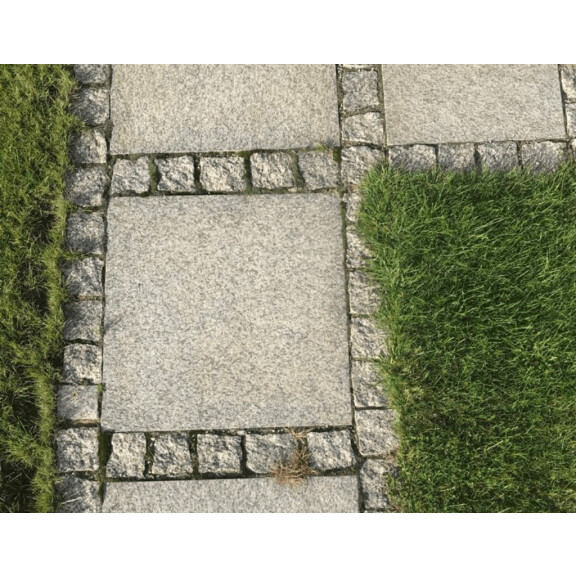 Płyta granitowa tarasowa płomieniowana jasnoszara STRZEGOM (30x30x2)
