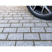Kostka granitowa cięta płomieniowana jasnoszara STRZEGOM (20x10x5)