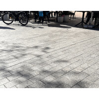 Kostka granitowa cięta płomieniowana jasnoszara STRZEGOM (20x10x10)