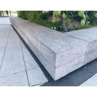 Stopień granitowy blokowy płomieniowany jasnoszary STRZEGOM (100x30x15)