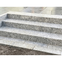 Stopień granitowy blokowy płomieniowany jasnoszary STRZEGOM (120x30x15)