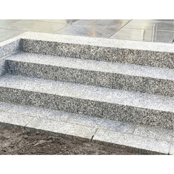 Stopień granitowy blokowy płomieniowany jasnoszary STRZEGOM (120x30x15)