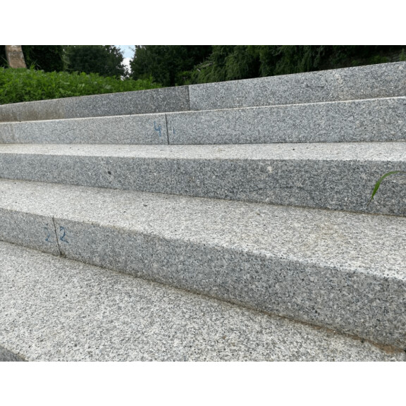 Stopień granitowy blokowy płomieniowany jasnoszary STRZEGOM (80x35x15)