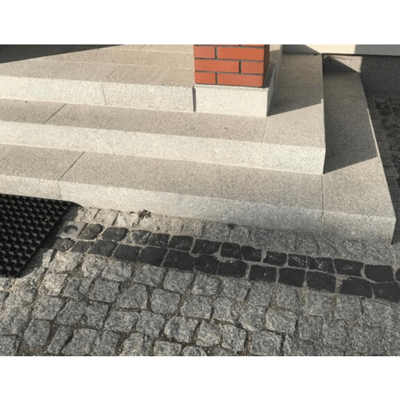 Stopień granitowy blokowy płomieniowany jasnoszary STRZEGOM (100x35x15)