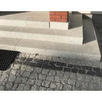 Stopień granitowy blokowy płomieniowany jasnoszary STRZEGOM (80x40x15)