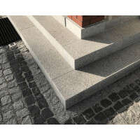 Stopień granitowy blokowy płomieniowany jasnoszary STRZEGOM (100x40x15)