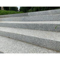 Stopień granitowy blokowy płomieniowany jasnoszary STRZEGOM (120x40x15)