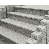 Stopnica granitowa okładzinowa płomieniowana jasnoszara STRZEGOM (100x30x2)