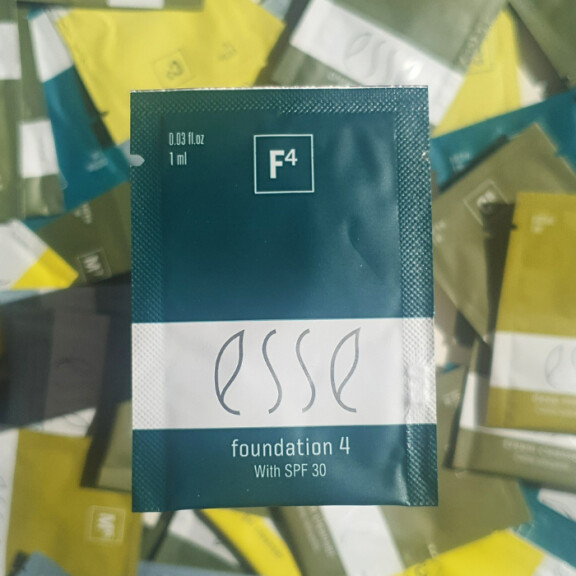 ESSE FOUNDATION 4 MINI WERSJA Podkład probiotyczny z ochroną SPF30 (odcień naturalny opalona skóra 04) (1 ml)